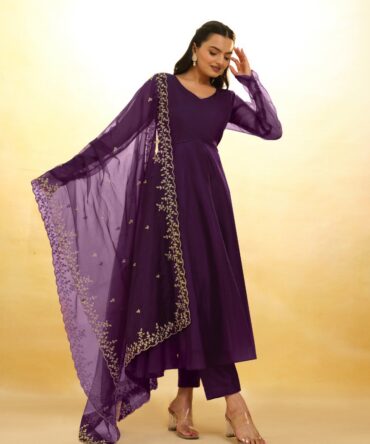 Pehnava Style Organza Hevay Embroidered Cotton Kurtie Set