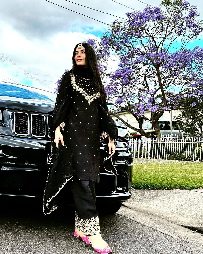 KURTI-PLAZZO SET IN CHINON SILK FABRIC WITH SEQUINS & ZARI EMBROIDERY WORK - Image 5