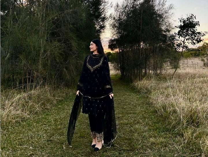 KURTI-PLAZZO SET IN CHINON SILK FABRIC WITH SEQUINS & ZARI EMBROIDERY WORK - Image 3